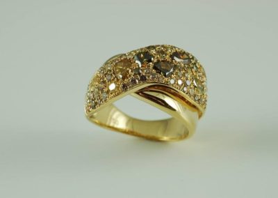 18 kt yellow gold ring with mixed natural colored diamonds