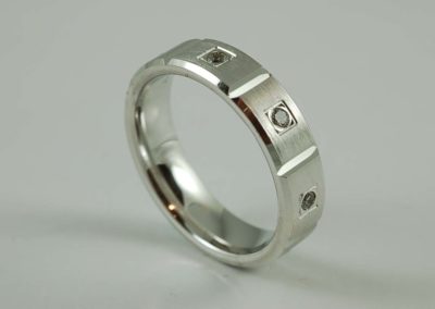 14 kt white gold diamond ring