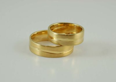 14 kt yellow gold carved ring set