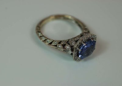 14 kt white gold with sapphire and diamond