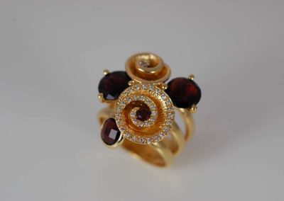 14 kt yellow gold ring with garnet and diamond