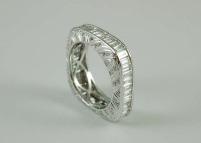 18 kt white gold diamond ring