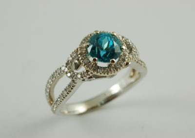 14 kt white gold ring with blue zircon and diamond