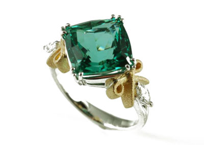 18 kt white and yellow gold ring with mint tourmaline and diamond