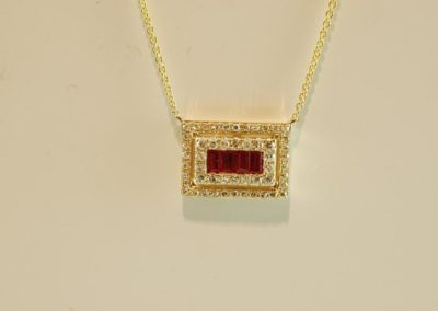 18 kt yellow gold ruby and diamond pendant